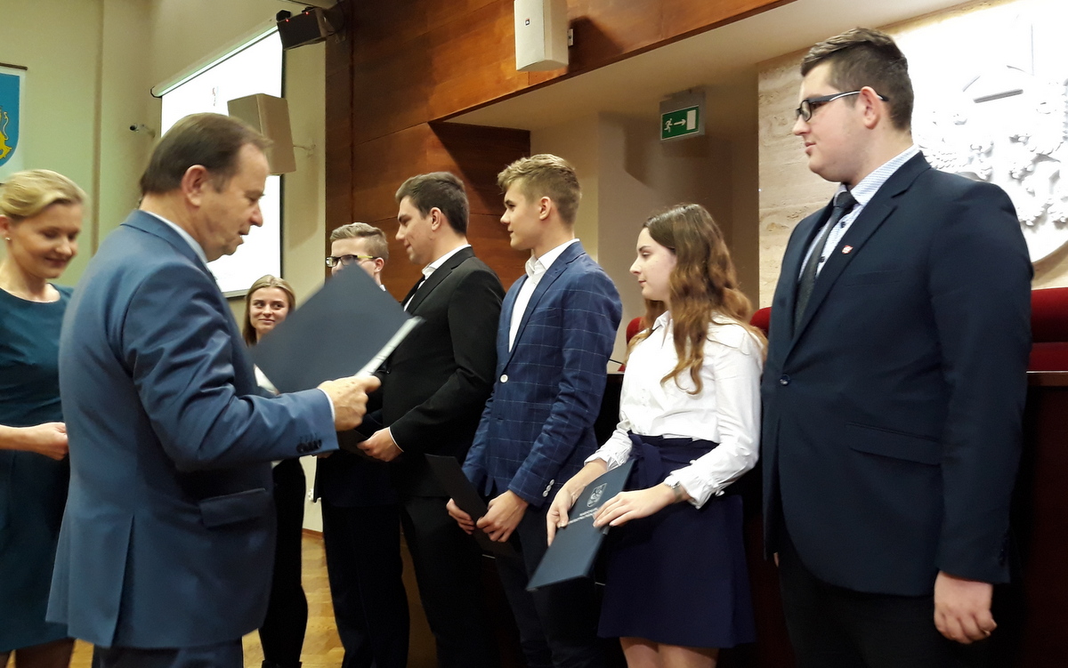 Najlepsi studenci z Podkarpacia otrzymali jednorazowe stypendium w wysokości 2 tys. zł 1