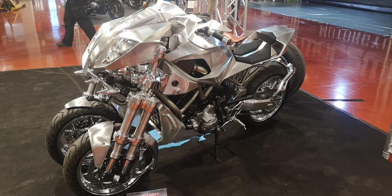 Zmodyfikowana przez Game Over Cycles Yamaha Niken "Najbardziej szalonym motocyklem" na Custombike-Show 2019 1