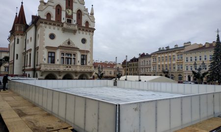 Na rzeszowskim Rynku - przed Ratuszem - powstaje lodowisko. Ma być otwarte w sobotę 7 grudnia 11