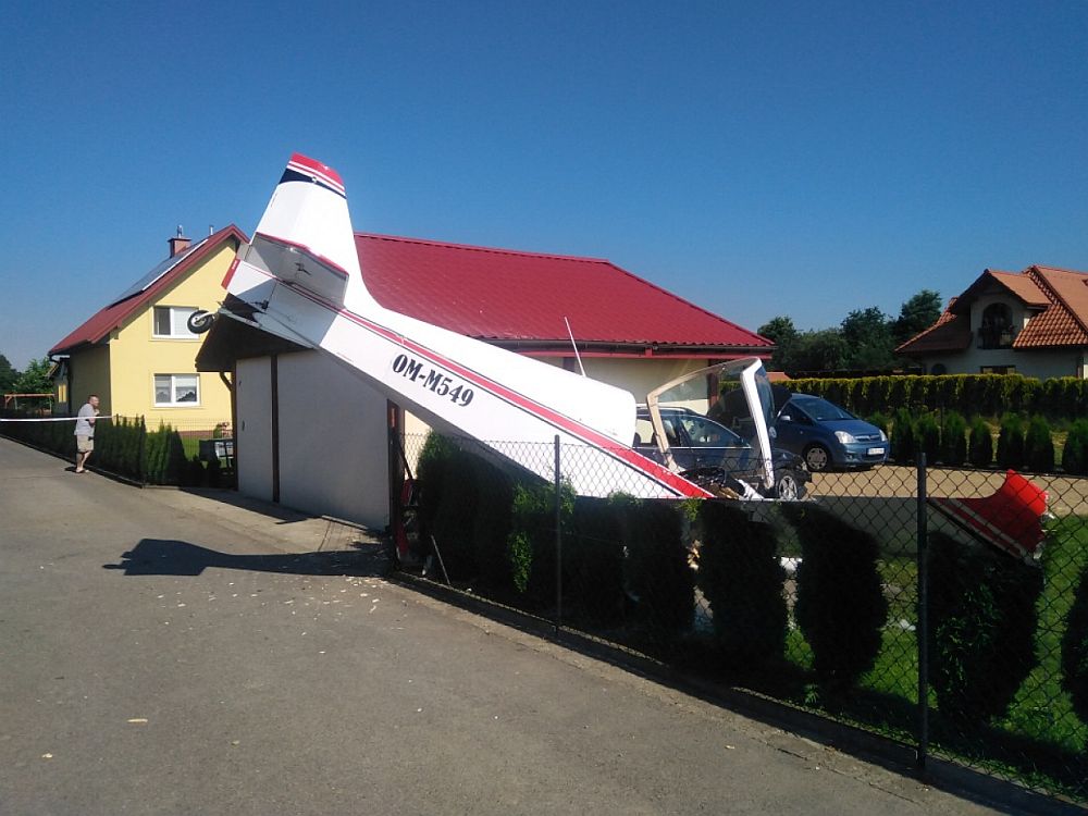 krosno wypadek lotniczy pilot zderzenie garaż awaryjne lądowanie