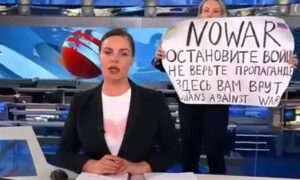 kanał 1 Marina Owsiannikowa protest dziennikarka wojna ukraina