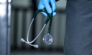 zarobki lekarz medycy złużba zdrowia pensja zarobki 2022
